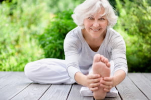 Sportliche Seniorin beim Streching